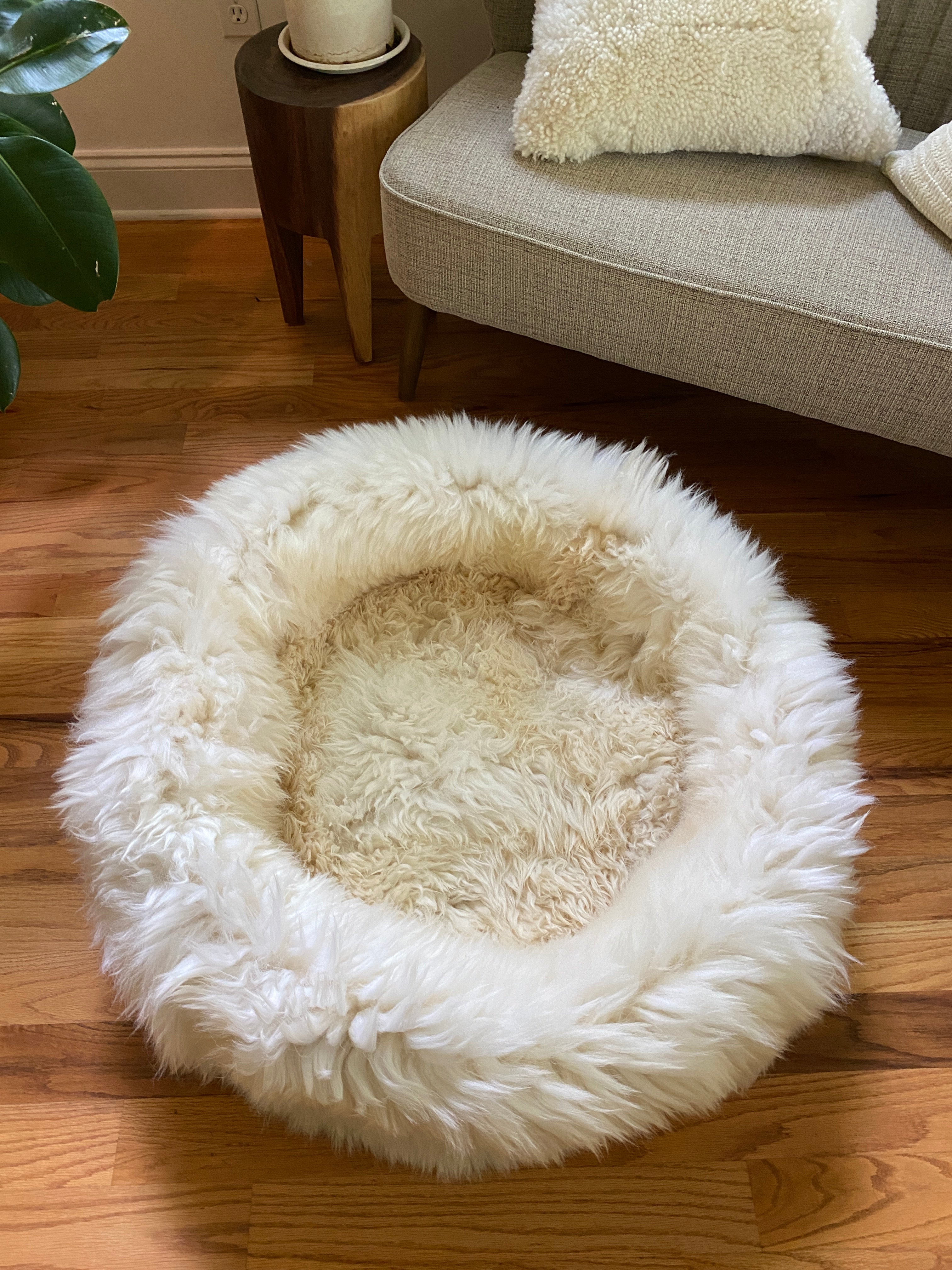 XL Ivory Sheepskin Pet Bed