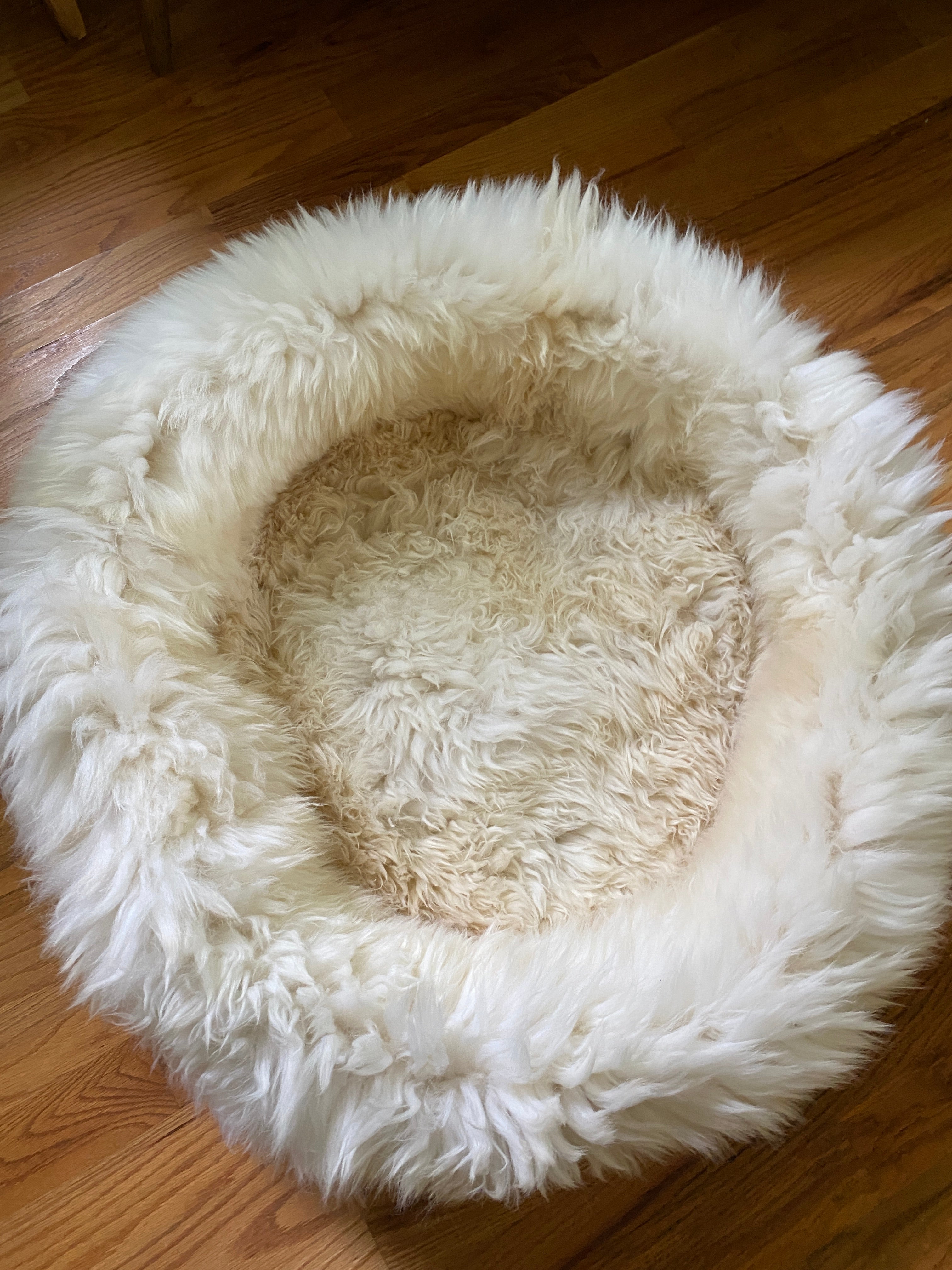 XL Ivory Sheepskin Pet Bed