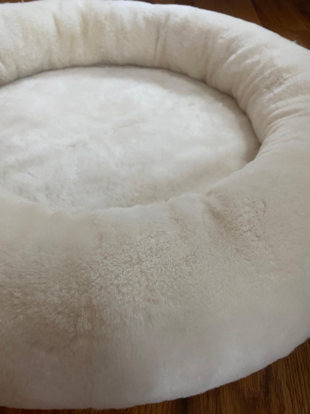 SNUGLY - Short Fur Sheepskin Dog Bed