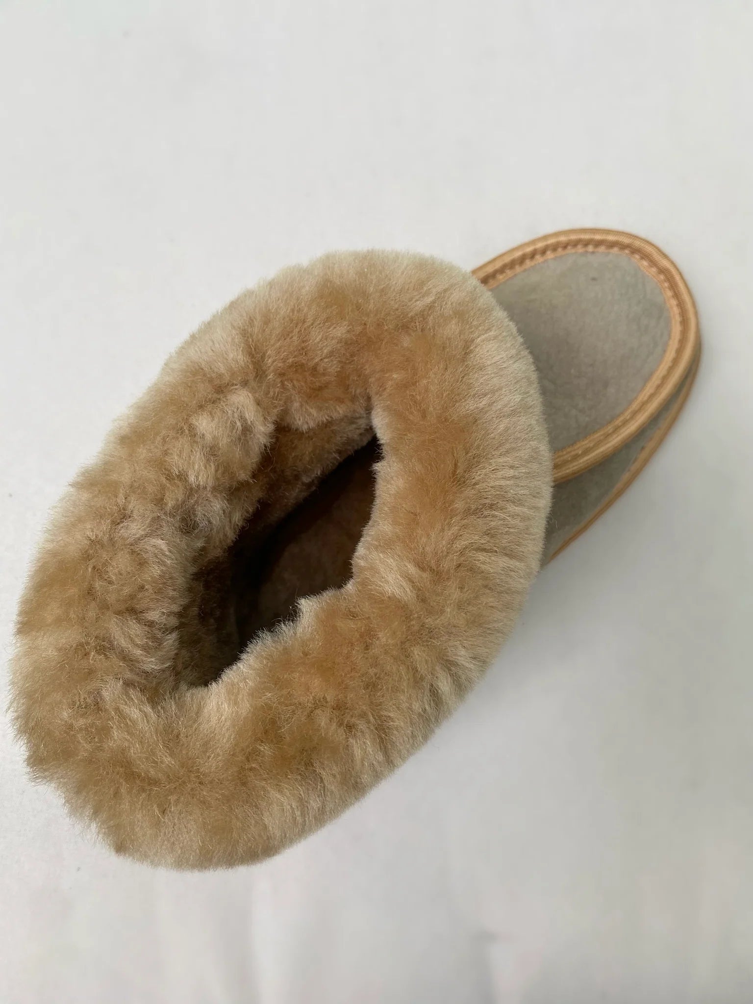 Sheepskin slippers with fluffy fur trim o