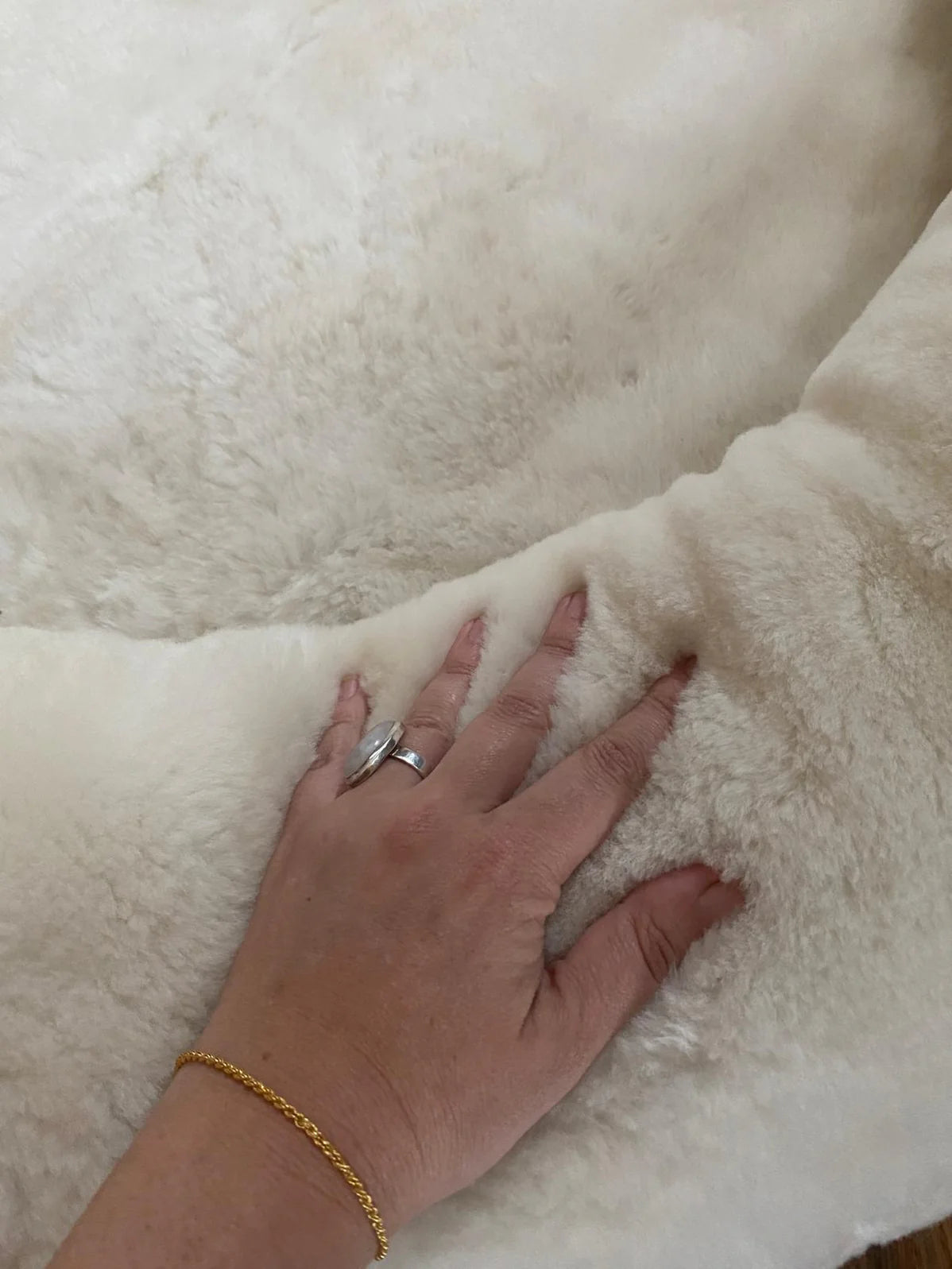 Texture of snugly short fur sheepskin dog bed
