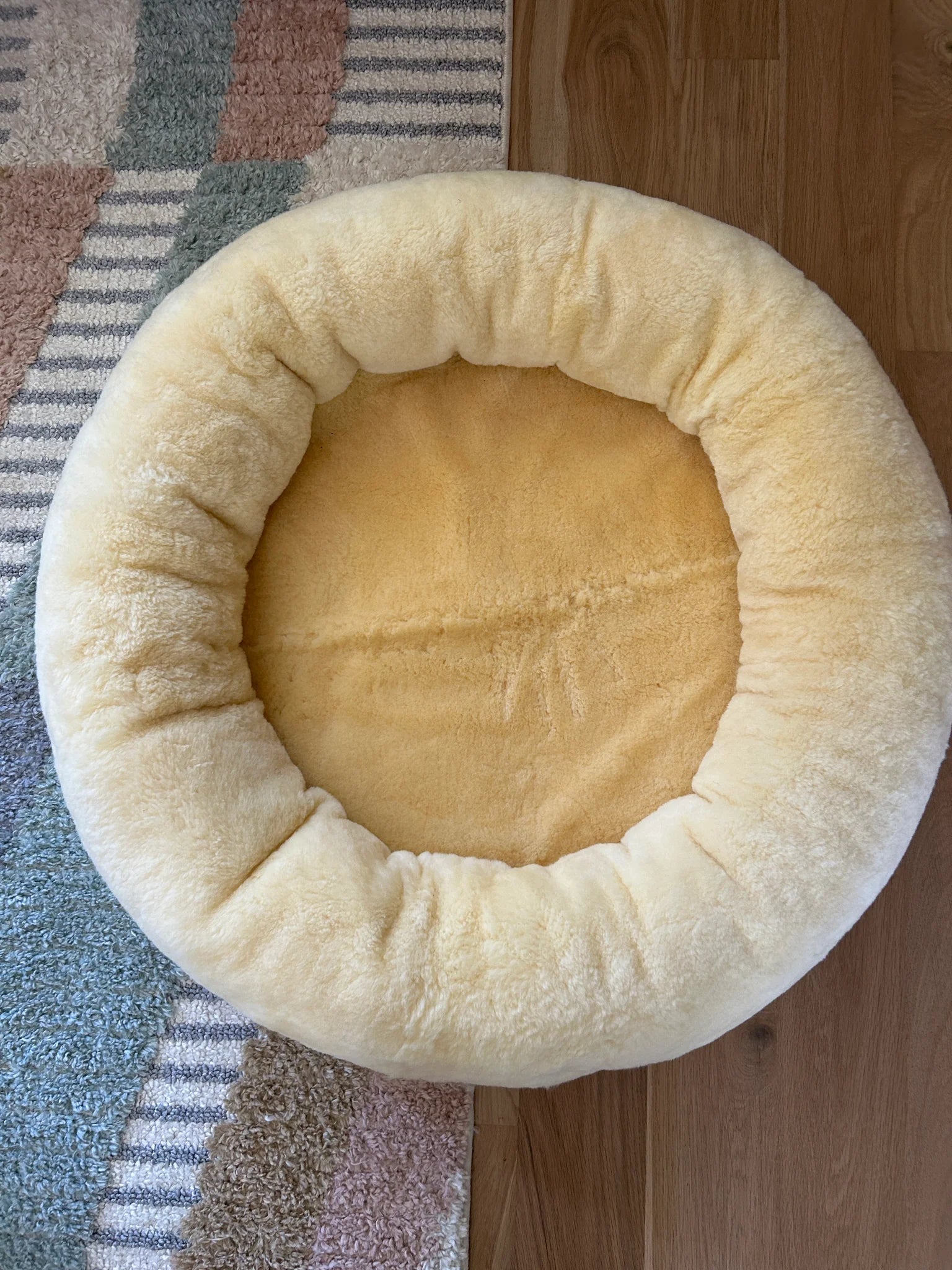 Top-view of snugly short fur sheepskin dog bed